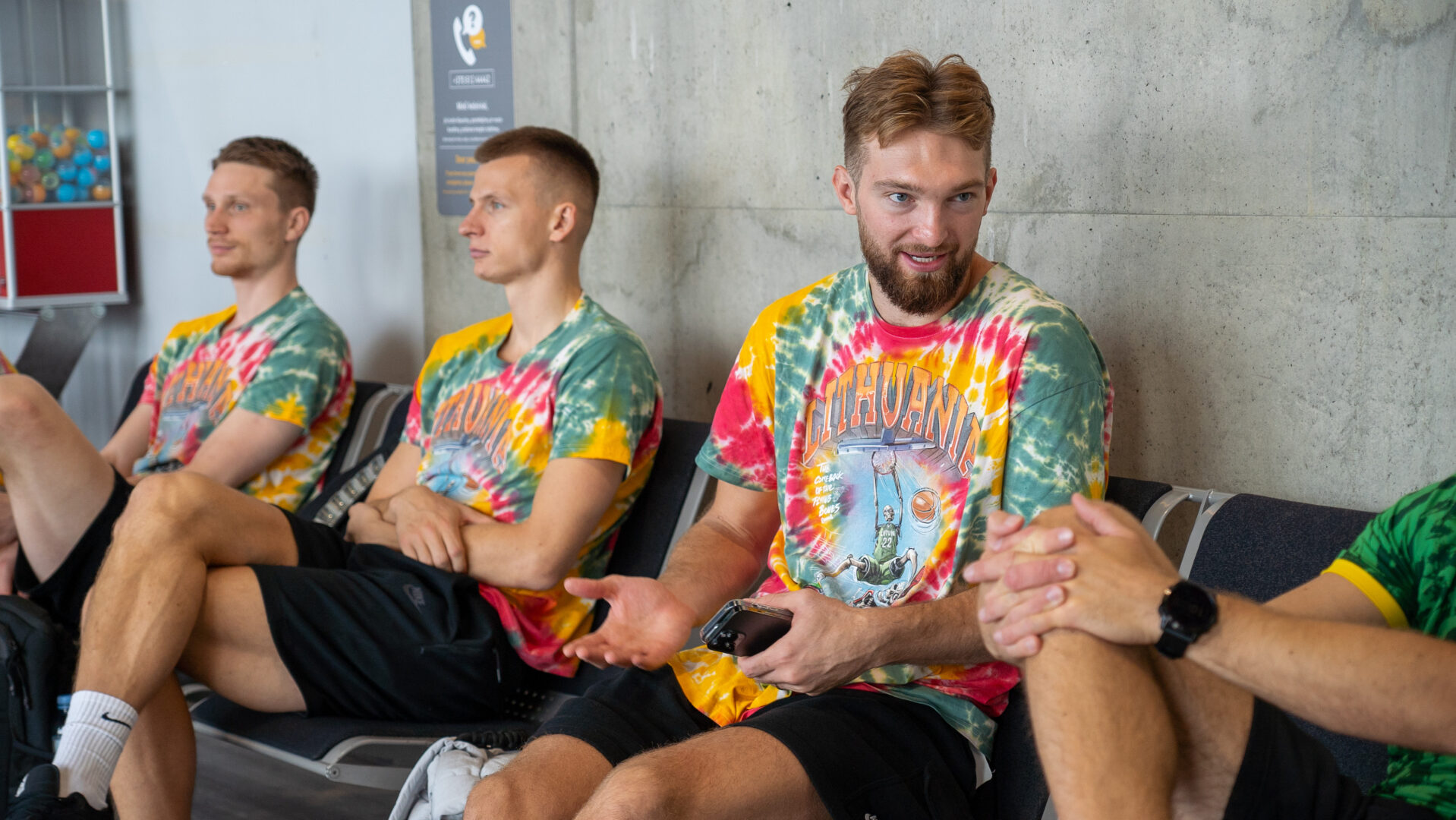 Domantas Sabonis, Arnas Butkevičius, Marius Grigonis spalvoti special tie-dye marškinėliai
